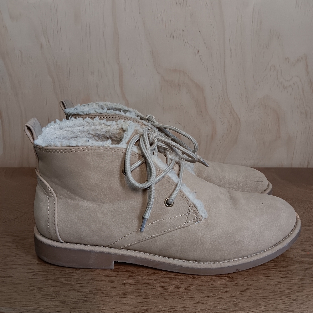 Seven Dials Women's Mallori Chukka Faux-Fur Lined Booties Natural Sueded 6.5M